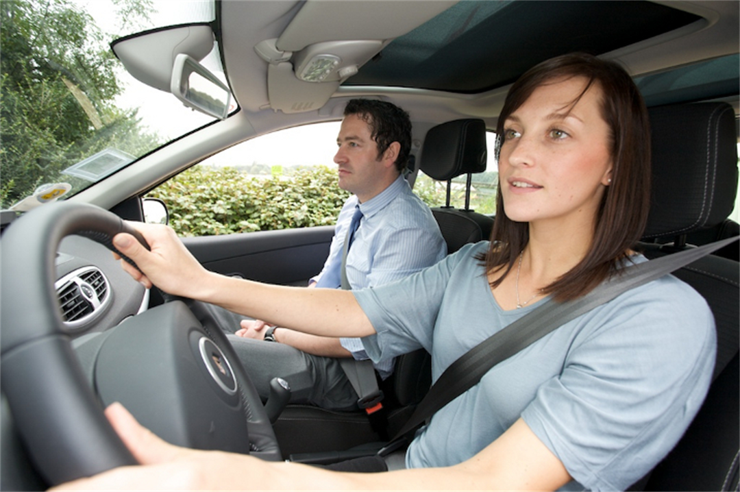 Learn to drive a car. Уроки по вождению. Вождение с инструктором. Автомобиль автоинструктора. Уроки вождения в автошколе.